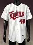 Torii Hunter Signed 2005 Minnesota Twins Game Issued Rawlings Bat and Signed Minnesota Twins Jersey  (Beckett Authentic) Acquired by Teammate Juan Castro
